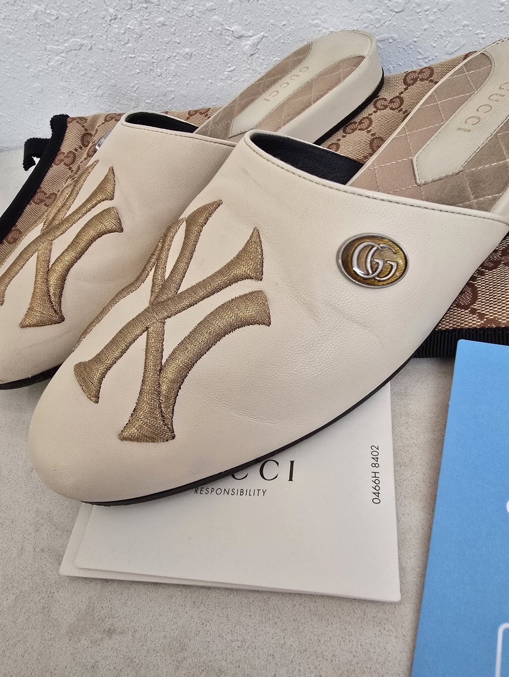 Gucci NY Yankees Cream Leather Slip-On Mules Gold Embroidered Logo Sz 37 In Box - Picture 10 of 13